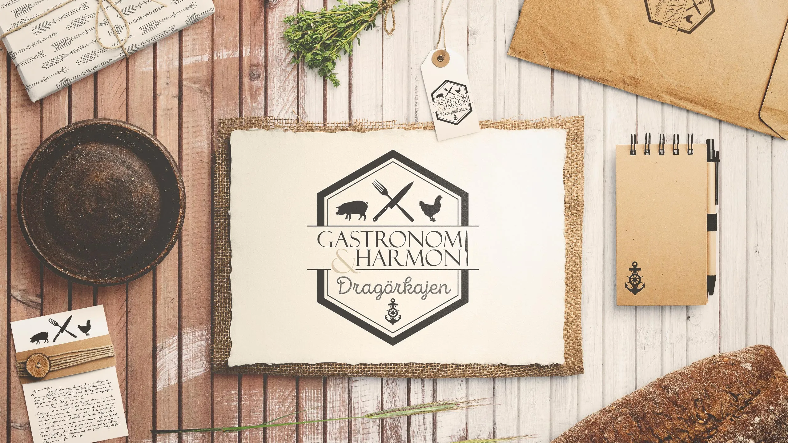 Gastronomi & Harmonis varumärke — flatlay med logotyp och material